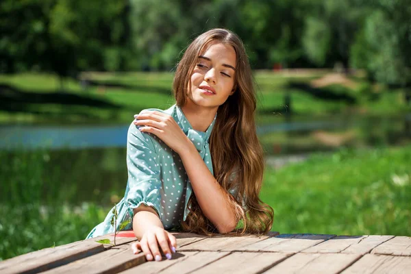 Retrato Uma Jovem Bela Adolescente Vestido Turquesa Posando Contra Fundo — Fotografia de Stock