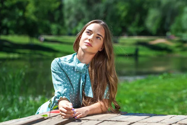 Gros Plan Portrait Une Adolescente Sur Fond Parc Été — Photo