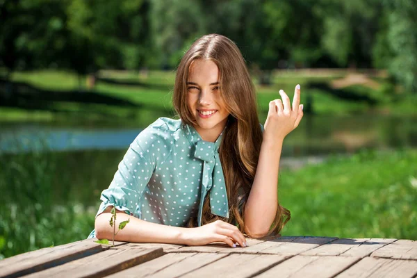 Портрет Молодої Красивої Дівчини Підлітка Бірюзовій Сукні Позує Тлі Ставка — стокове фото