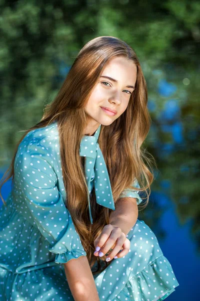 Портрет Молодой Красивой Девушки Подростка Бирюзовом Платье Позирующей Фоне Пруда — стоковое фото
