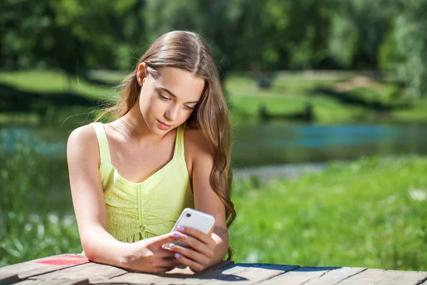 夏の公園を背景にした10代の少女のクローズアップ肖像画 — ストック写真