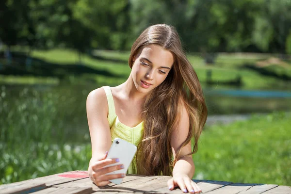 Nahaufnahme Porträt Eines Jugendlichen Mädchens Vor Dem Hintergrund Eines Sommerparks — Stockfoto