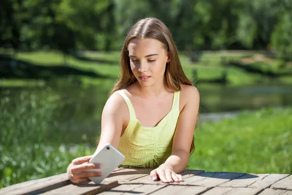 Gros Plan Portrait Une Adolescente Sur Fond Parc Été — Photo