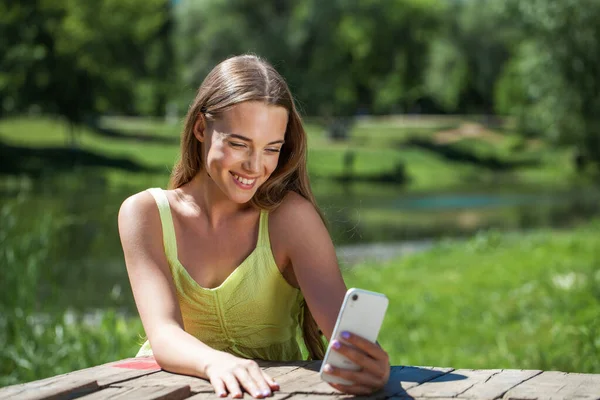 夏の公園を背景にした10代の少女のクローズアップ肖像画 — ストック写真