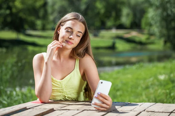 Közelkép Egy Tinédzser Lányról Egy Nyári Park Hátterében — Stock Fotó