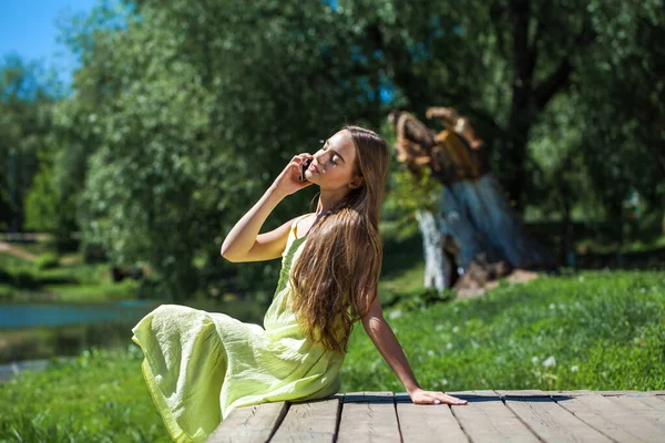 夏の公園を背景にした10代の少女のクローズアップ肖像画 — ストック写真