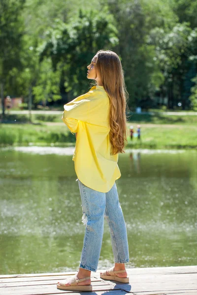 Portret Młodej Pięknej Blondynki Żółtej Koszuli — Zdjęcie stockowe
