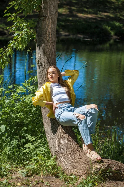 Portrét Mladé Krásné Blondýny Žluté Košili — Stock fotografie