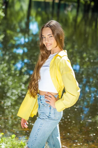 Retrato Uma Jovem Linda Menina Loira Camisa Amarela — Fotografia de Stock