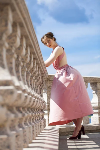 Retrato Larga Duración Una Joven Morena Hermosa Vestido Rosa — Foto de Stock