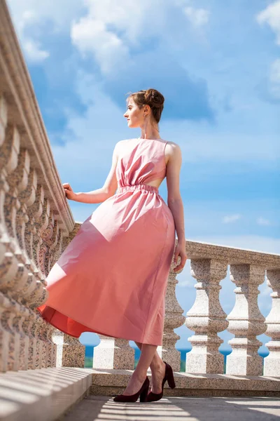 Портрет Молодой Красивой Брюнетки Розовом Платье — стоковое фото