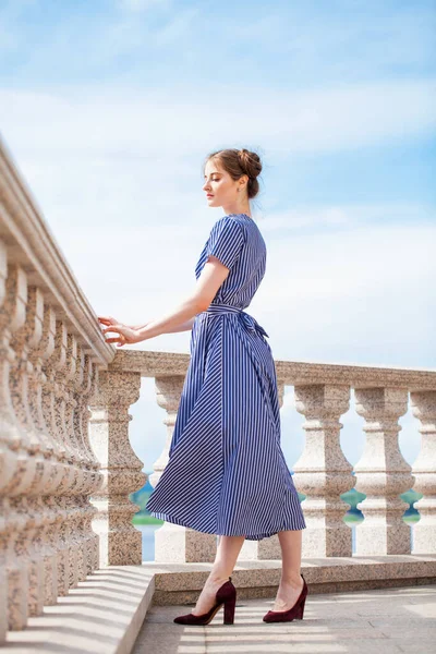 Retrato Larga Duración Una Joven Morena Hermosa Vestido Azul — Foto de Stock