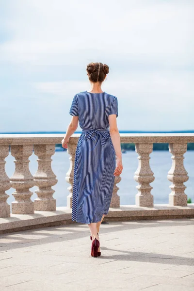 Retrato Comprimento Total Jovem Bela Mulher Morena Vestido Azul — Fotografia de Stock