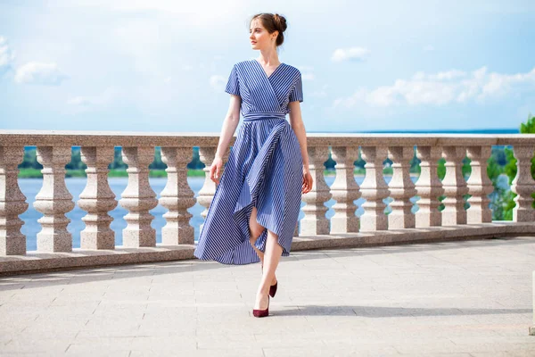 Retrato Comprimento Total Jovem Bela Mulher Morena Vestido Azul — Fotografia de Stock