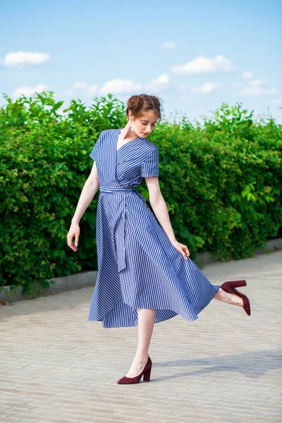 Retrato Comprimento Total Jovem Bela Mulher Morena Vestido Azul — Fotografia de Stock