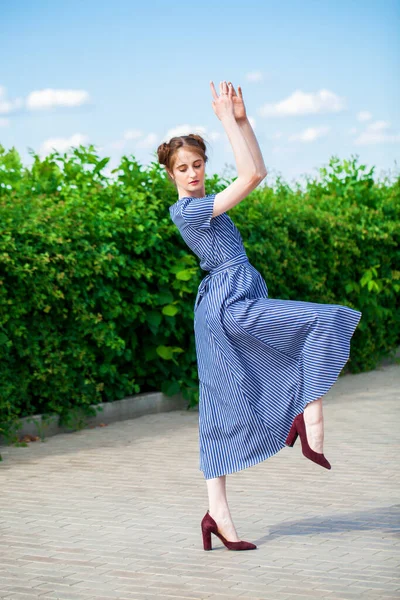 Porträt Einer Jungen Schönen Brünetten Frau Blauen Kleid Voller Länge — Stockfoto