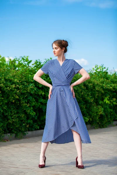 Retrato Comprimento Total Jovem Bela Mulher Morena Vestido Azul — Fotografia de Stock