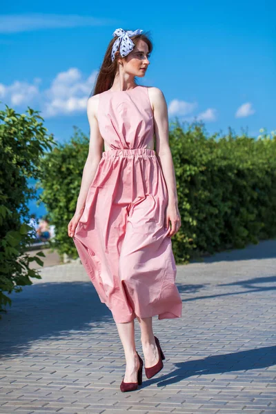 Full Length Portrait Young Beautiful Brunette Woman Pink Dress — Stock Photo, Image