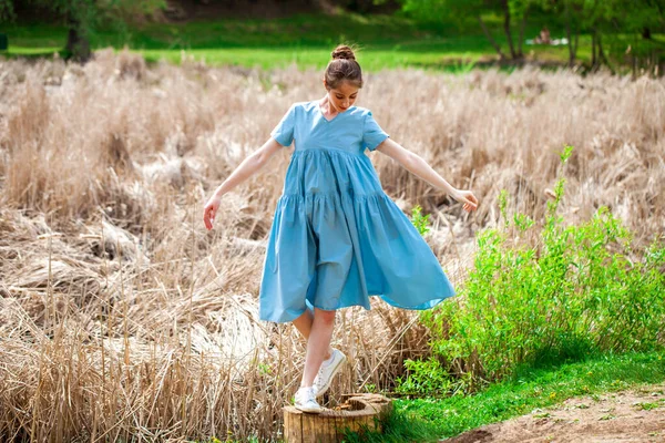 Porträtt Ung Vacker Kvinna Grönskande Turkos Klänning Sommarpark — Stockfoto