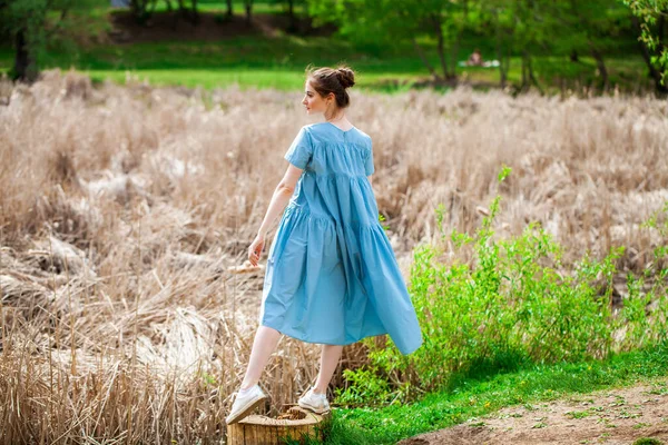 Retrato Una Joven Hermosa Mujer Exuberante Vestido Turquesa Parque Verano — Foto de Stock