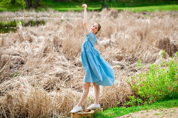 Retrato Uma Jovem Mulher Bonita Vestido Turquesa Exuberante Parque Verão — Fotografia de Stock