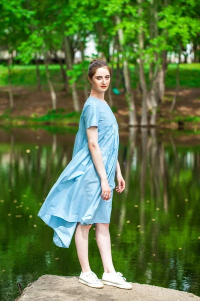 Retrato Uma Jovem Mulher Bonita Vestido Turquesa Exuberante Posando Contra — Fotografia de Stock