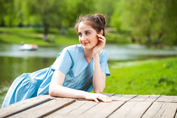 Porträtt Ung Vacker Kvinna Grönskande Turkos Klänning Poserar Mot Bakgrunden — Stockfoto