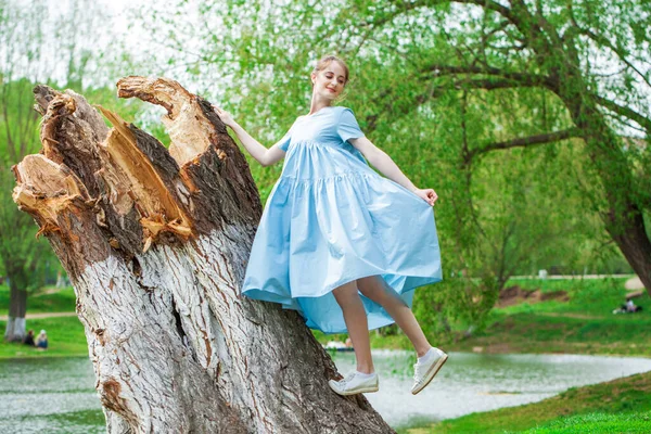 Retrato Una Joven Hermosa Mujer Exuberante Vestido Turquesa Parque Verano — Foto de Stock