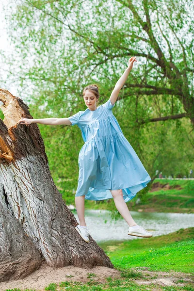 Retrato Uma Jovem Mulher Bonita Vestido Turquesa Exuberante Parque Verão — Fotografia de Stock