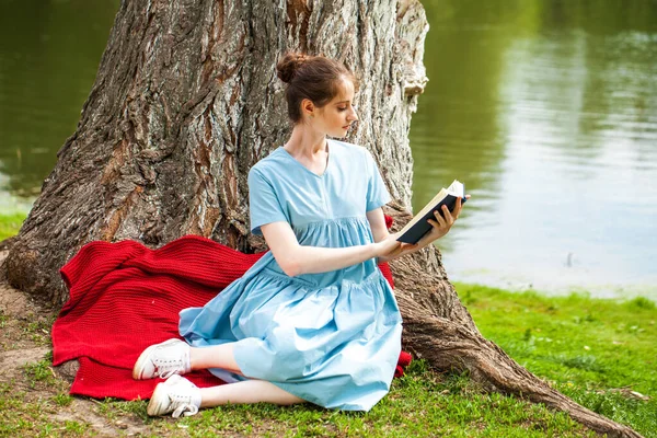 Junge Schöne Brünette Liest Ein Buch Einem Sommerpark — Stockfoto