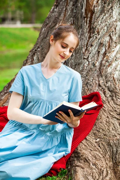 Yazlık Parkta Kitap Okuyan Güzel Esmer Bir Kız — Stok fotoğraf