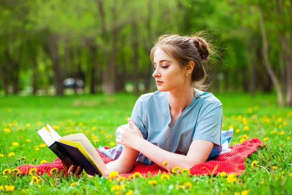 Junges Schönes Mädchen Mit Einem Buch Das Einem Sommerpark Ruht — Stockfoto