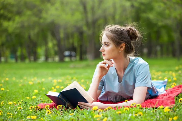 Giovane Bella Ragazza Con Libro Riposo Parco Estivo — Foto Stock