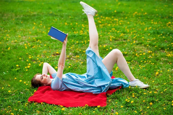 Menina Bonita Nova Com Livro Descansando Parque Verão — Fotografia de Stock