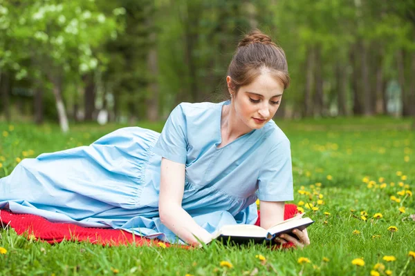 Bir Yaz Parkında Kitap Okuyan Genç Güzel Bir Kız — Stok fotoğraf