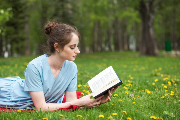 Joven Hermosa Chica Con Libro Descansando Parque Verano — Foto de Stock