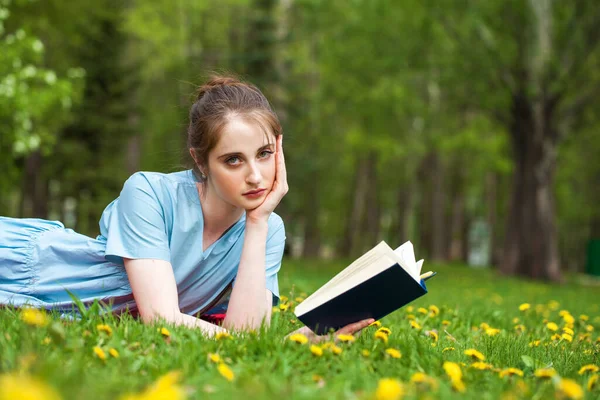 Joven Hermosa Chica Con Libro Descansando Parque Verano —  Fotos de Stock