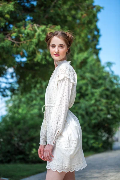 Retrato Uma Jovem Linda Menina Morena Vestido Branco Parque Verão Fotos De Bancos De Imagens Sem Royalties