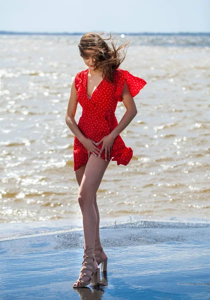 Retrato Cuerpo Completo Una Joven Mujer Hermosa Vestido Rojo Caminando — Foto de Stock