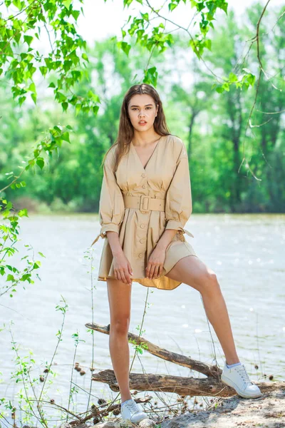 Portret Van Een Jonge Mooie Brunette Vrouw Beige Jurk — Stockfoto