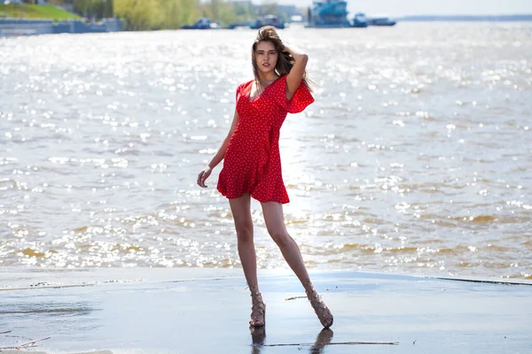 Retrato Uma Jovem Menina Bonita Vestido Vermelho Curto Posando Dique — Fotografia de Stock