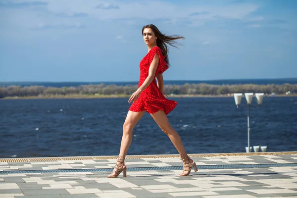 Retrato Cuerpo Completo Una Joven Mujer Hermosa Vestido Rojo Caminando —  Fotos de Stock