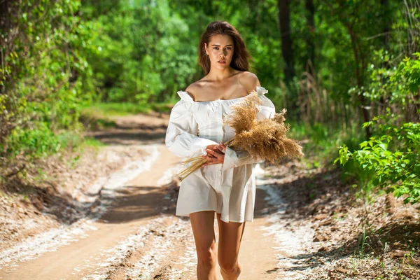 Joven Chica Hermosa Vestido Moda Camina Largo Camino Campo Bosque —  Fotos de Stock