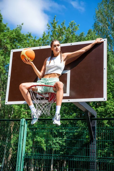 Young Beautiful Brunette Girl Posing Basketball Court — Stock Photo, Image