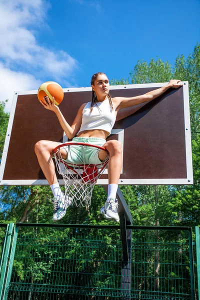 Ung Vacker Brunett Flicka Poserar Basketplanen — Stockfoto