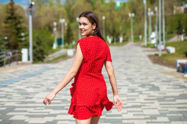 Arka plan portresi, kırmızı elbiseli ince kız. 