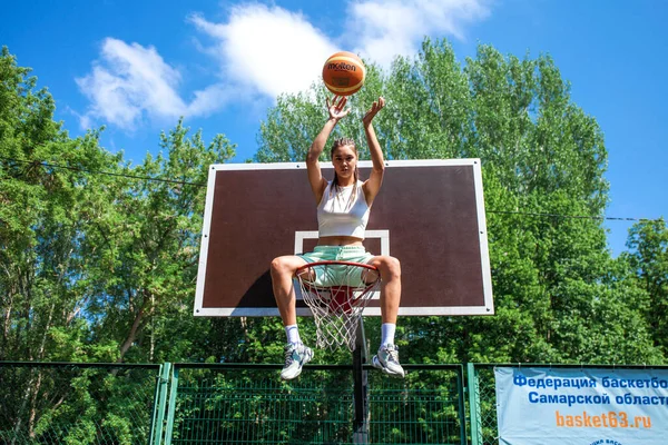 Young Beautiful Brunette Girl Posing Basketball Court — Stock Photo, Image