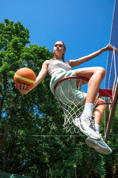 Молодая Красивая Брюнетка Позирует Баскетбольной Площадке — стоковое фото