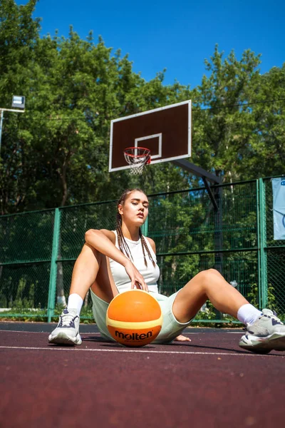 Ung Vacker Brunett Flicka Poserar Basketplanen — Stockfoto