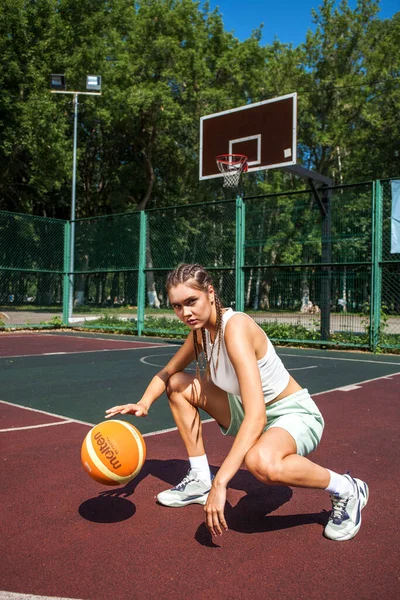 Ung Vacker Brunett Flicka Poserar Basketplanen — Stockfoto